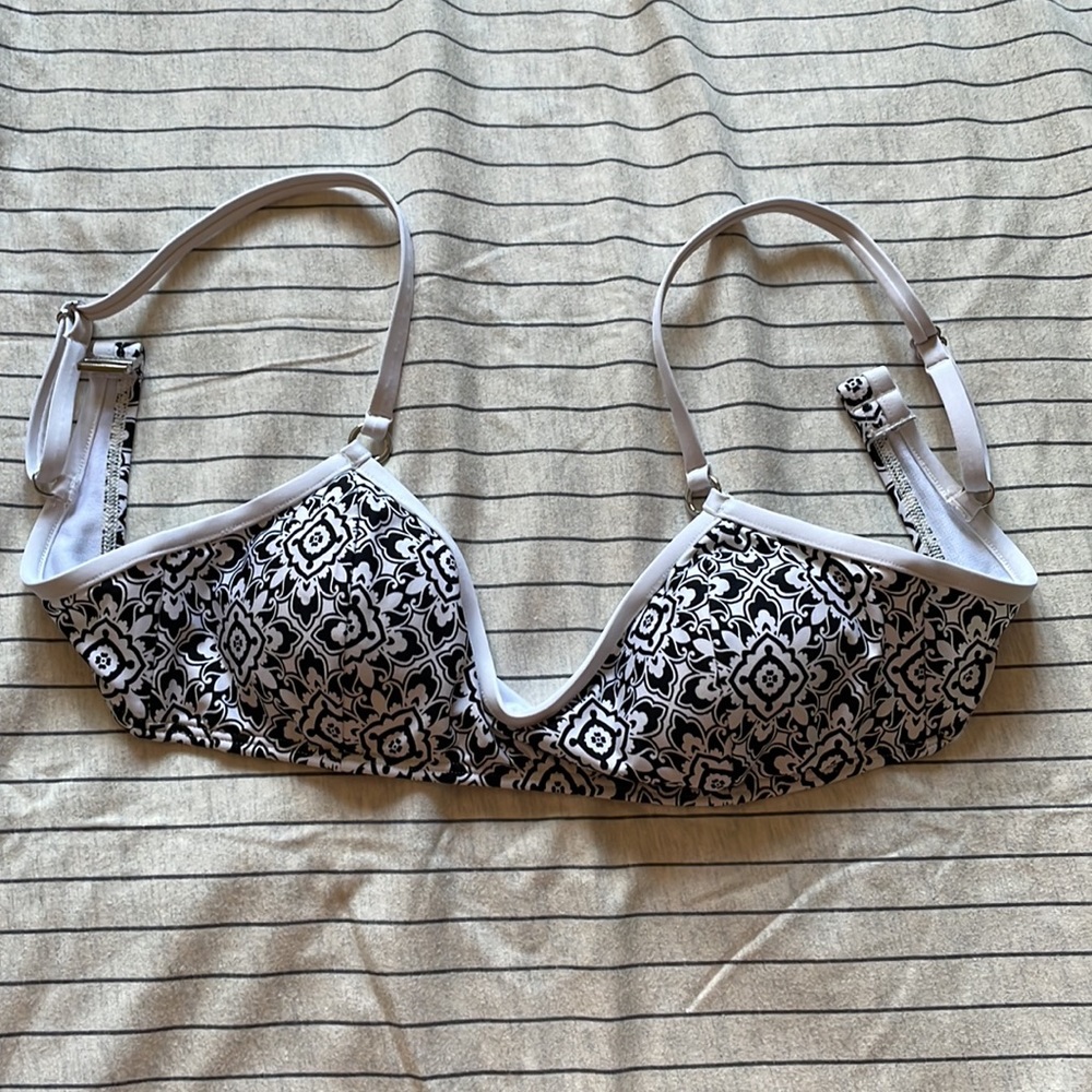 2/$15 Laundry by Shelli Segal Bikini Top XS